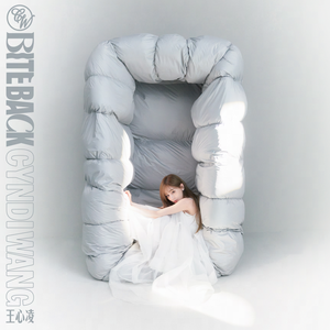 伸进她的小内裤疯狂揉摸的照片
