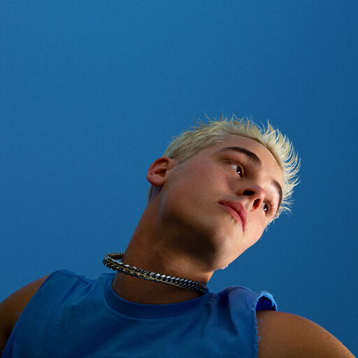 伸进她的小内裤疯狂揉摸的照片
